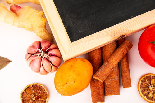 白底背景下的蔬果摄影艺术 蔬菜零售的视觉营销策略